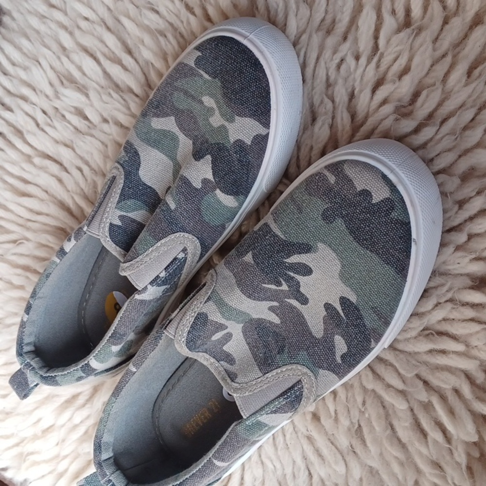 Forever  21 sneakers